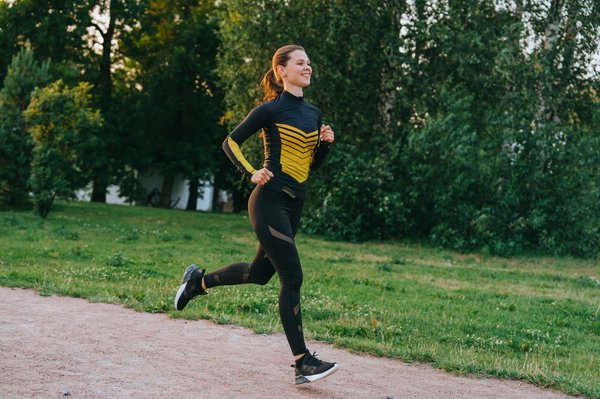 Comment harmoniser des vêtements de sport dans une tenue de ville élégante ?