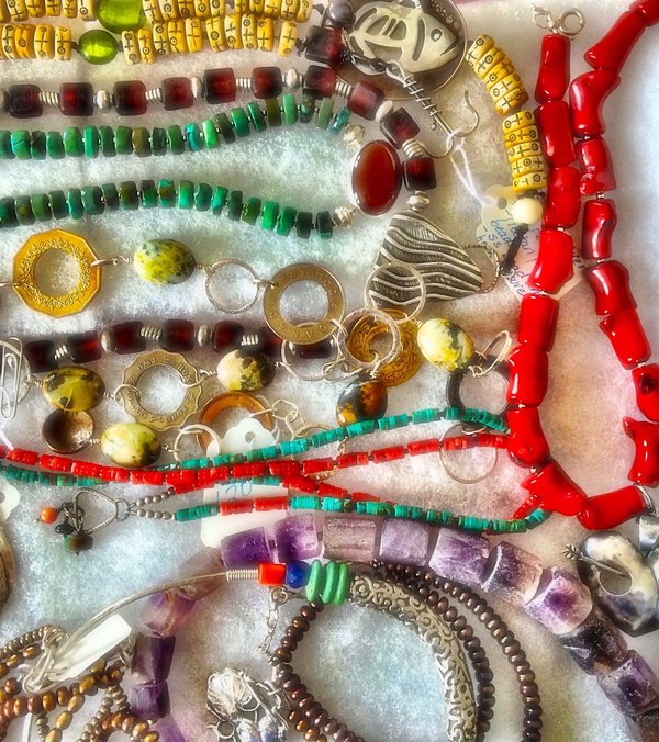 Comment choisir des bijoux pour une tenue avec un col haut ?