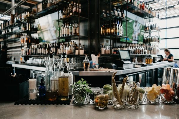 Comment sélectionner des hauts qui mettent en valeur une poitrine généreuse avec style ?