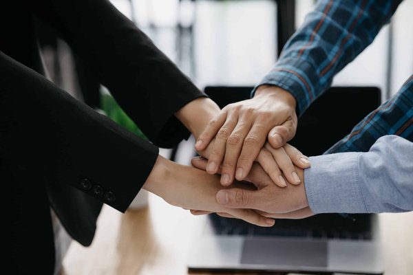 Quels conseils pour assortir des gants en cuir avec des tenues hivernales sophistiquées ?